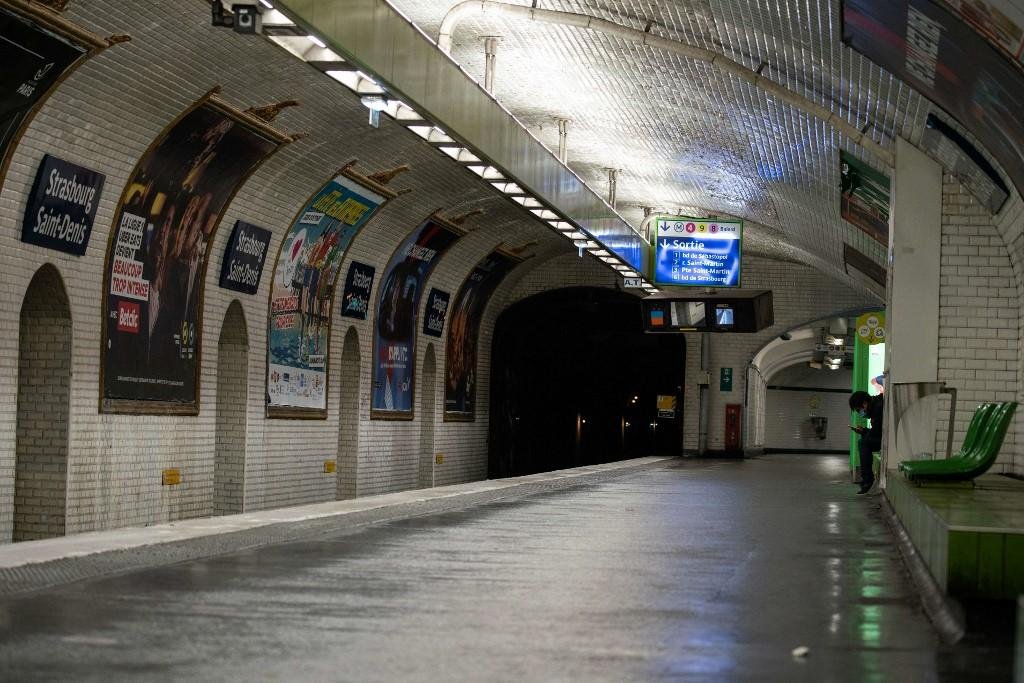 Paris e outras grandes cidades francesas t&ecirc;m toque de recolher