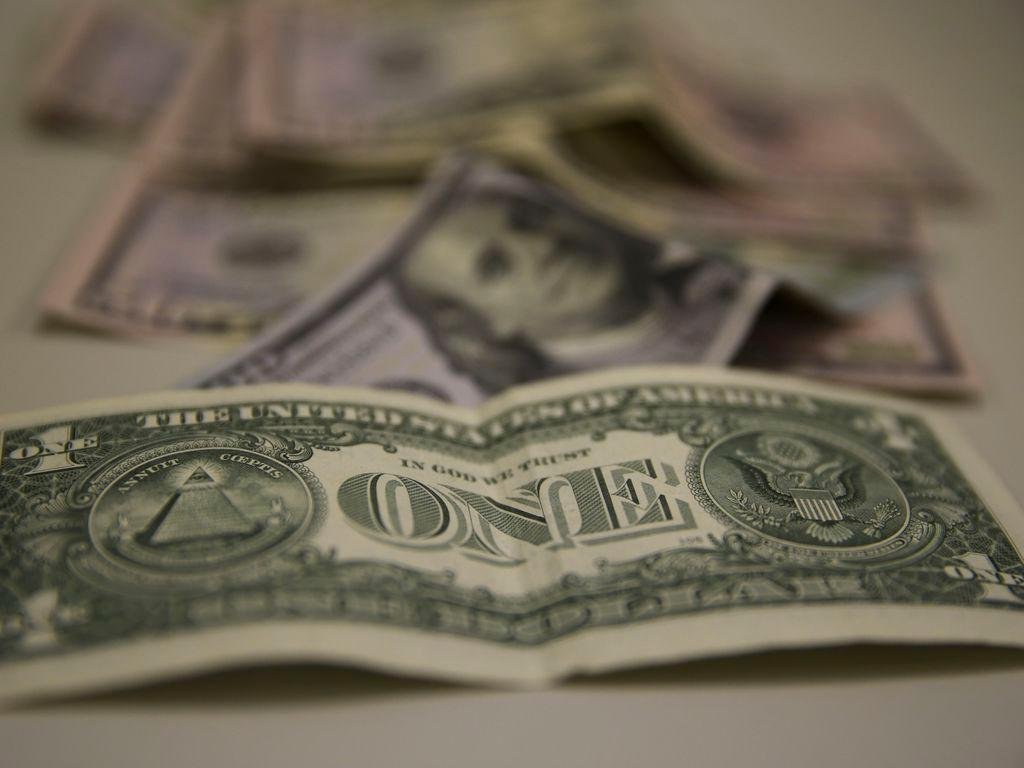 Moeda norte-americana chegou a cair a R$ 5,54 durante a tarde, mas movimento perdeu f&ocirc;lego