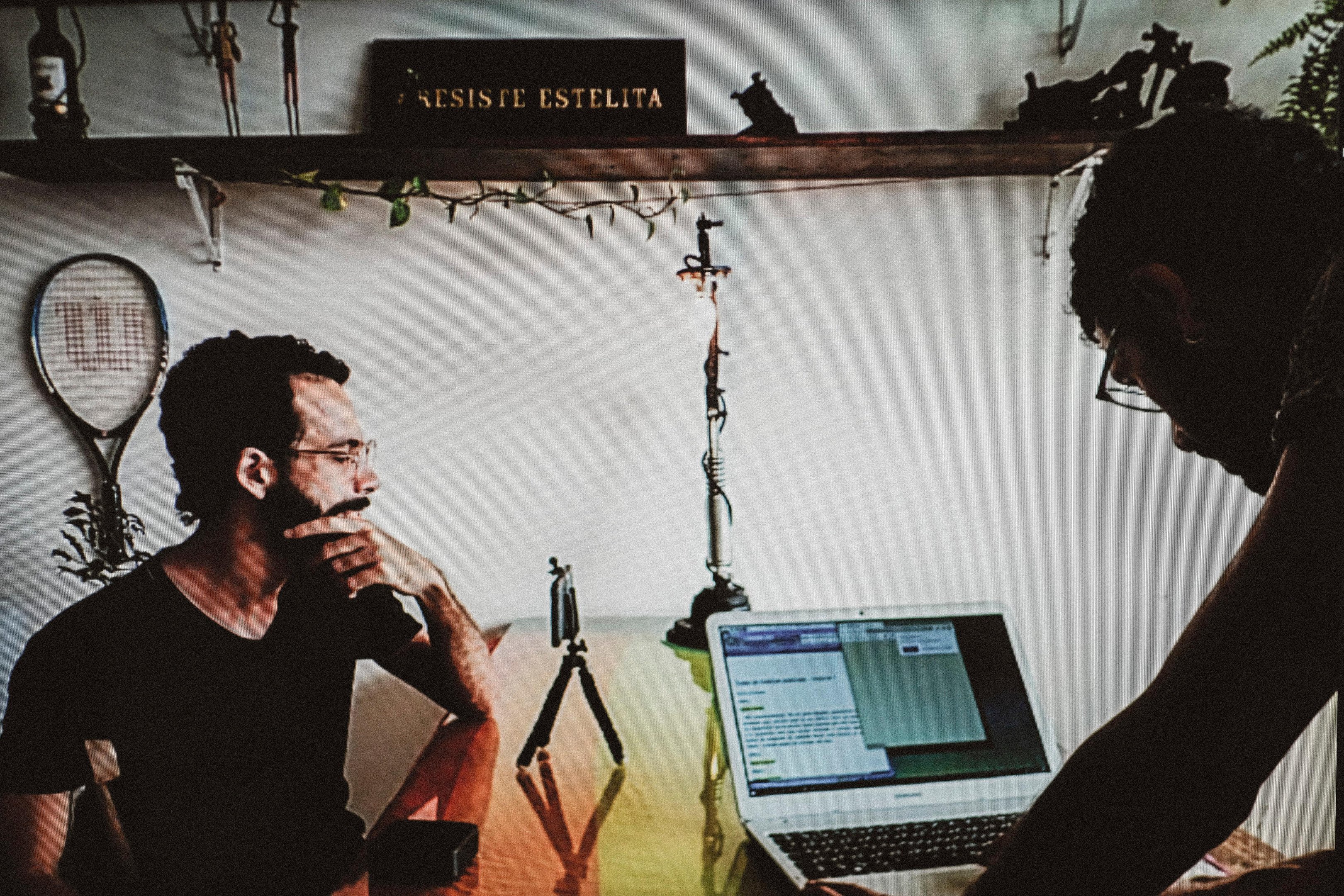 "Tudo o que coube numa VHS" do Grupo Magiluth, de Recife