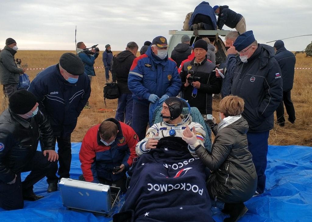 O astronauta da Nasa Chris Cassidy e os cosmonautas russos Anatoly Ivanishin e Ivan Vagner pousaram 150 km ao Sudeste da cidade de Zhezkazgan