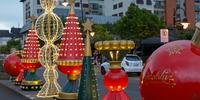 Durante as noites do evento, às 20h, as luzes da Cidade Mágica do Natal e os arcos da avenida das Hortênsias serão acesos