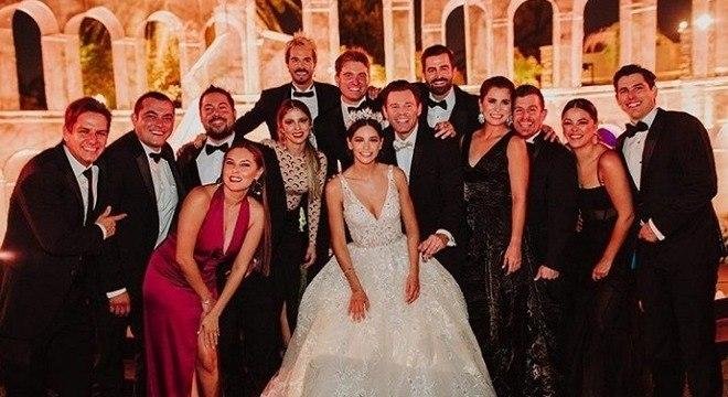 Fotos do casamento mostram os noivos cercados de convidados