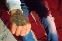 Além de mancar, ladrão possui uma enorme tatuagem na mão direita