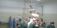 O procedimento cirúrgico de alta complexidade retirou um tumor renal metastático em um paciente de 46 anos