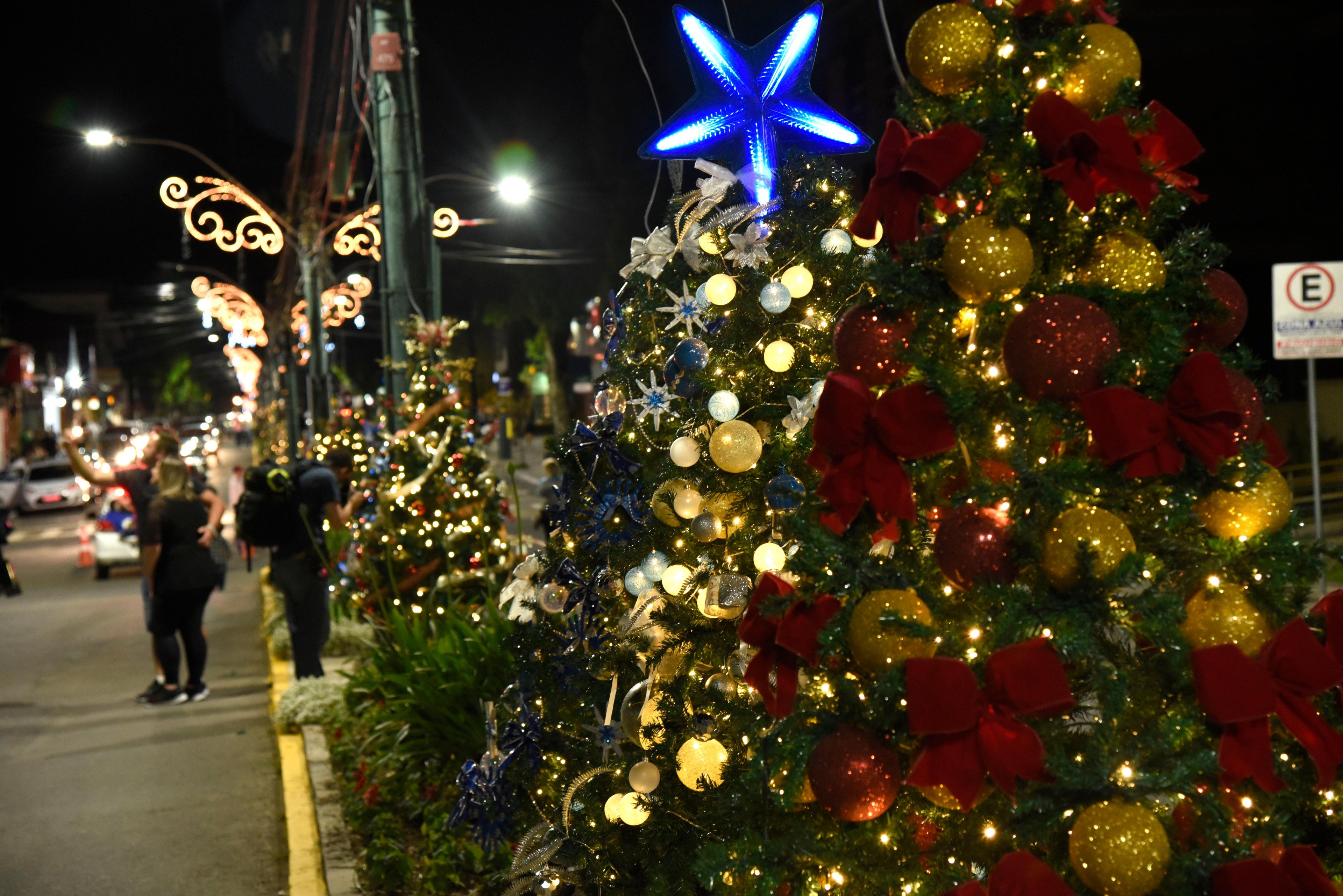 O acendimento das luzes da decora&ccedil;&atilde;o est&aacute; previsto para ocorrer &agrave;s 19h, em frente &agrave; Igreja Matriz Nossa Senhora de Lourdes