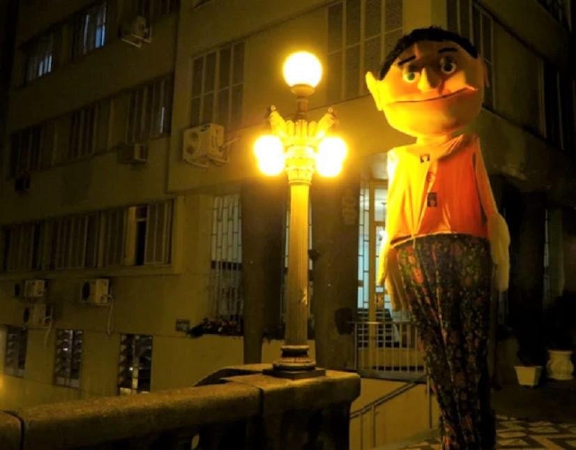 "Pegadas no Ar&rdquo;, com bonecos gigantes de tr&ecirc;s metros, uma performance da Cia Seres Imagin&aacute;rios