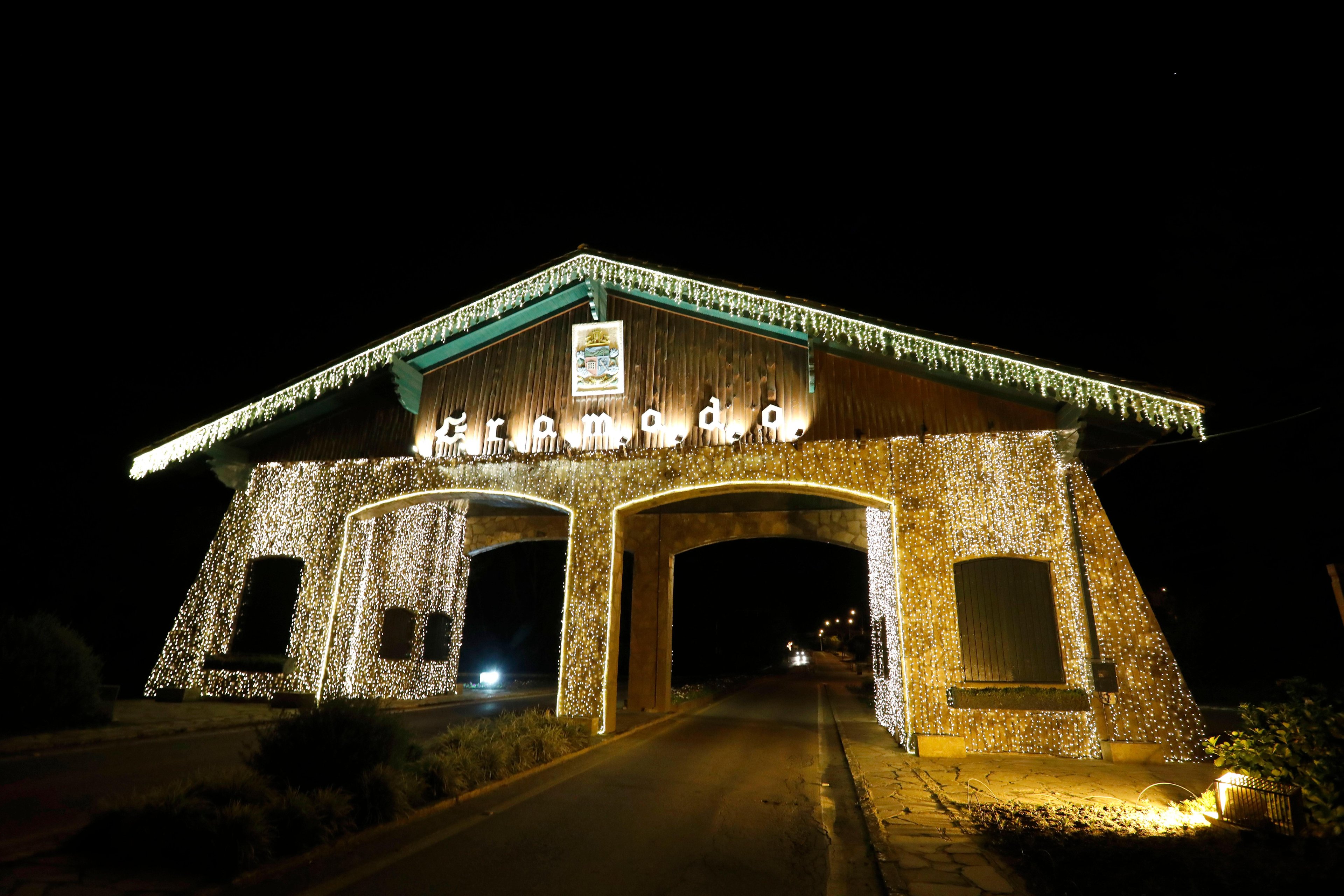 Tradicional decora&ccedil;&atilde;o natalina j&aacute; foi instalada nas ruas da cidade