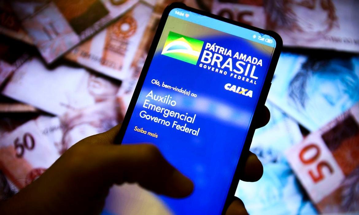 Aux&iacute;lio emergencial chegou a 29,9 milh&otilde;es de domic&iacute;lios em setembro