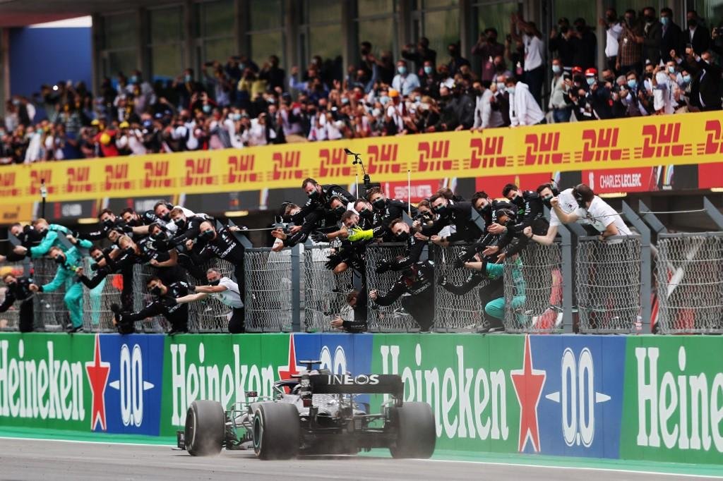 Brit&acirc;nico encarou na pista principais rivais e disparou para a hist&oacute;ria