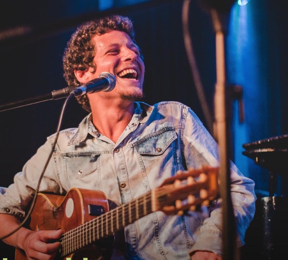 Chico Chico, como a m&atilde;e C&aacute;ssia Eller, tem carisma de sobra, timbre de voz potente e energia no palco