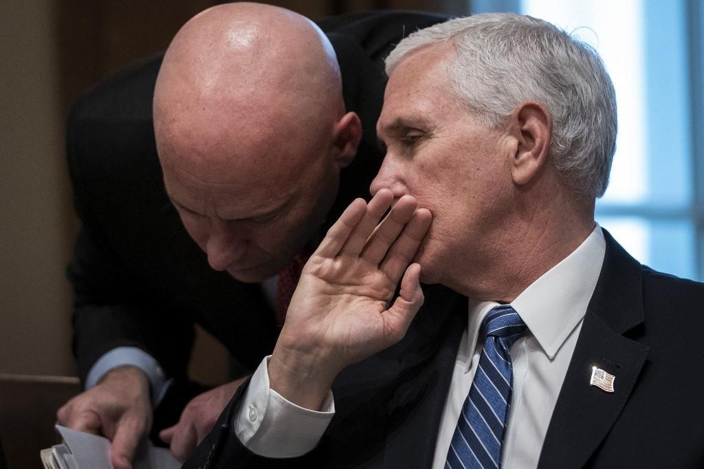 Vice Mike Pence pela primeira vez dever&aacute; usar m&aacute;scara