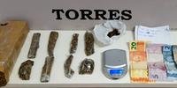 Em Torres, um casal foi preso com mais de meio quilo de maconha, telefone celular, balança de precisão e dinheiro