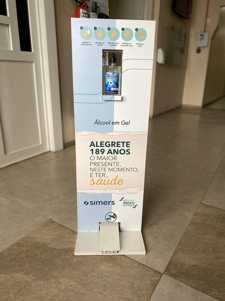 Dispenser de &aacute;lcool em gel foi instalado na Santa Casa de Alegrete como forma de contribuir no combate &agrave; pandemia da Covid-19 e fortalecer a campanha &ldquo;Consci&ecirc;ncia&rdquo;,