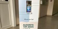 Dispenser de álcool em gel foi instalado na Santa Casa de Alegrete como forma de contribuir no combate à pandemia da Covid-19 e fortalecer a campanha “Consciência”,