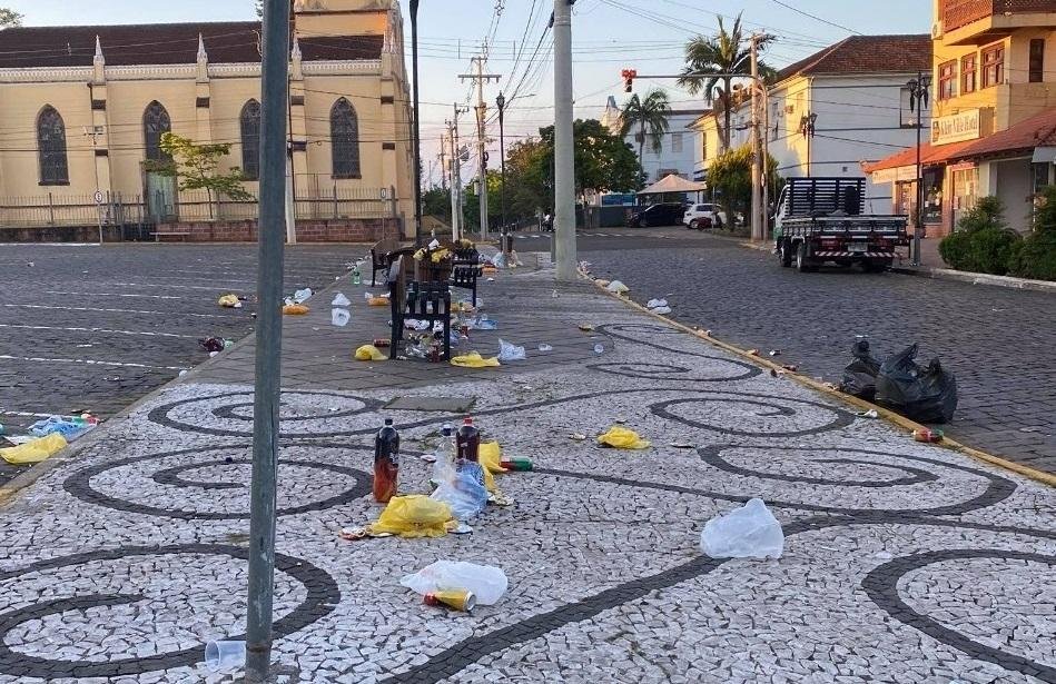 Garrafas, copos, embalagens de comida e diversos res&iacute;duos foram recolhidos em mais de duas horas de limpeza