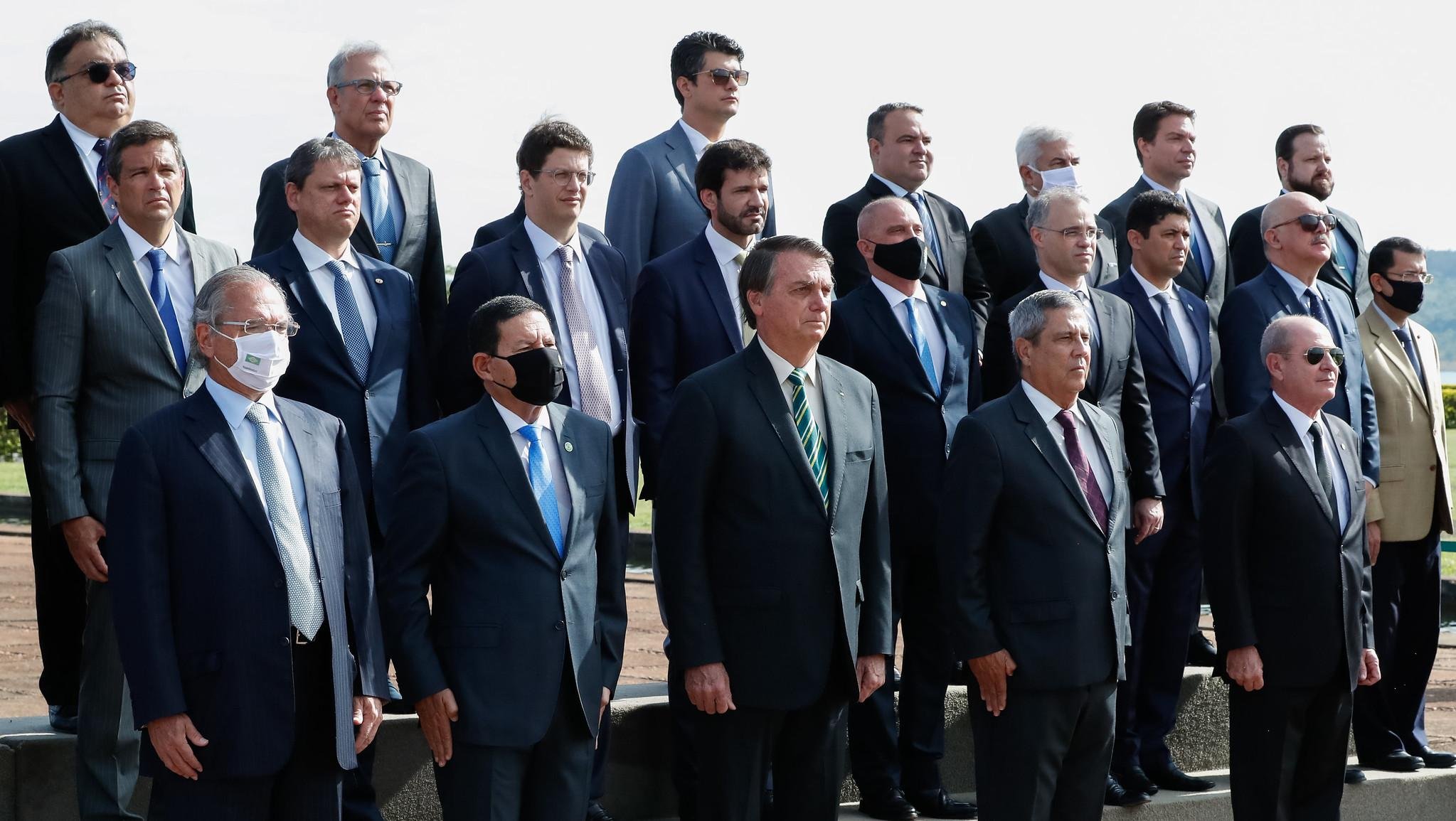 Presidente Jair Bolsonaro e seus ministros na cerim&ocirc;nia de hasteamento da Bandeira