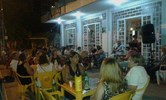 Fica permitido a coloca&ccedil;&atilde;o de at&eacute; cinco mesas no passeio