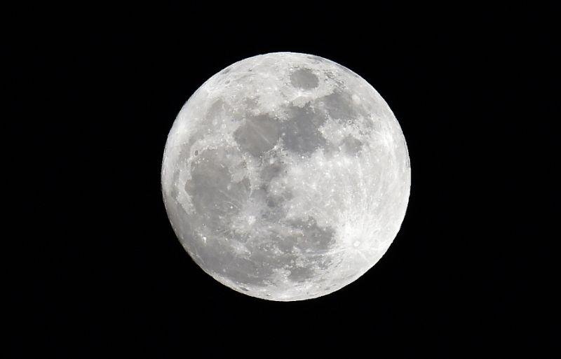 Mol&eacute;culas de &aacute;gua congelada foram descobertas &agrave; sombra de uma cratera