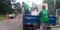 No bairro Chácara das Flores, dois caminhões ficaram lotados de materiais da linha branca