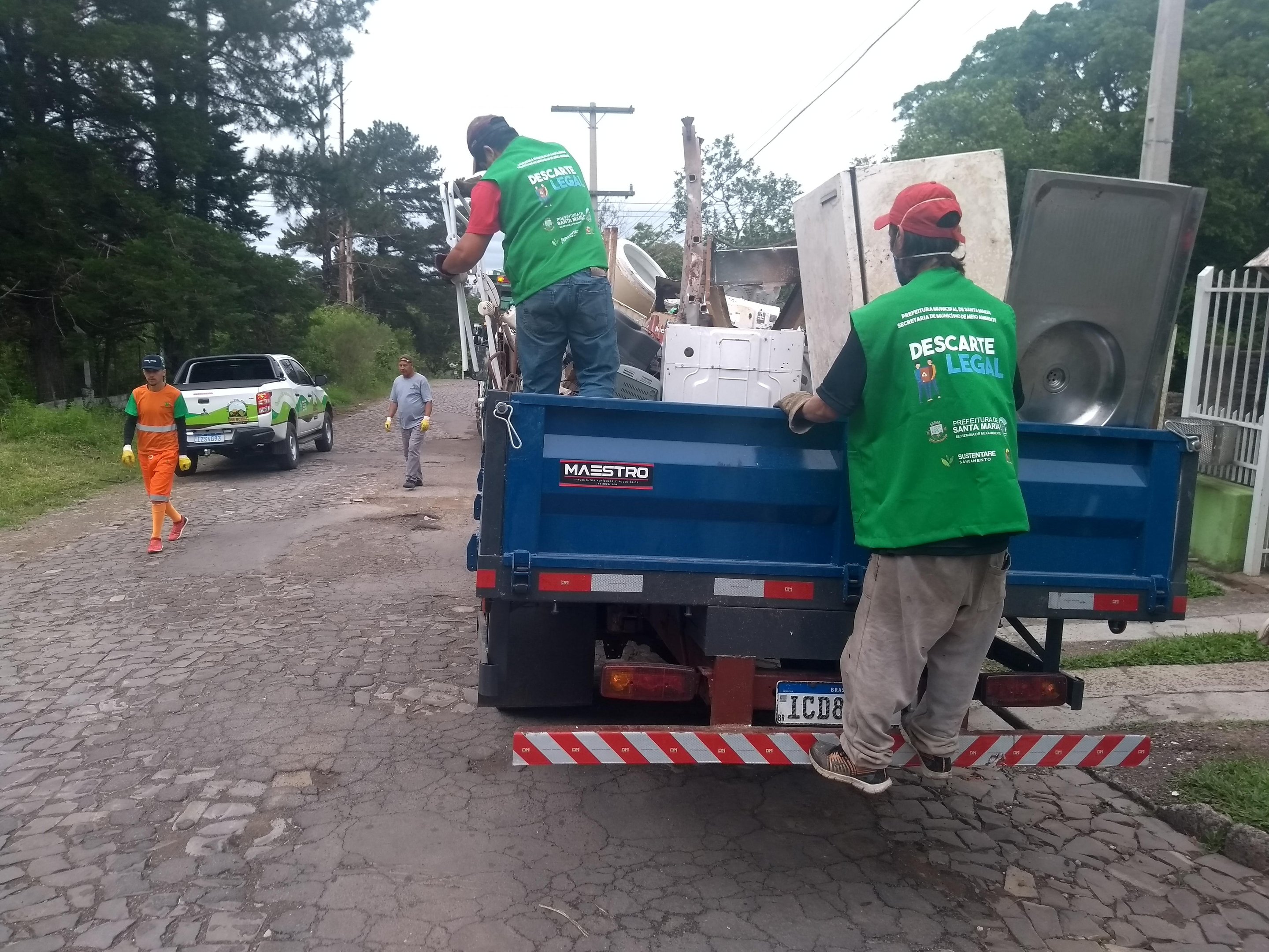 No bairro Ch&aacute;cara das Flores, dois caminh&otilde;es ficaram lotados de materiais da linha branca