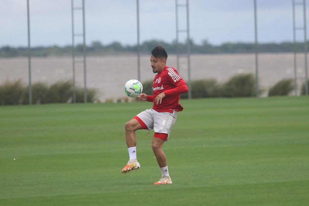 Heitor deve permanecer como titular na lateral direita do Inter na estreia da Copa do Brasil