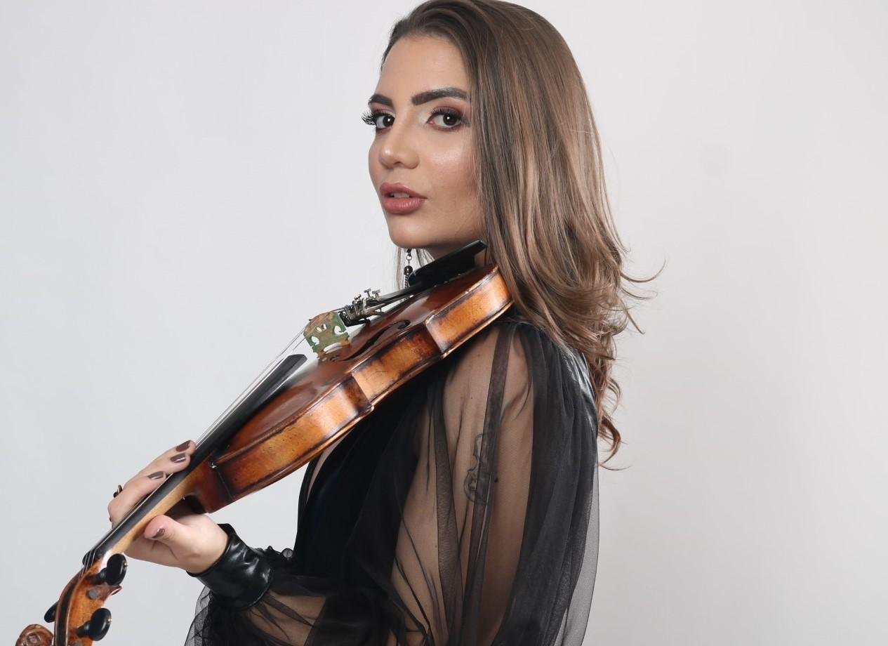 A candidata Julia Reis, bacharelada em M&uacute;sica Popular na UFRGS, interpretar&aacute; &ldquo;Je Vole&rdquo;, de Michel Sardou