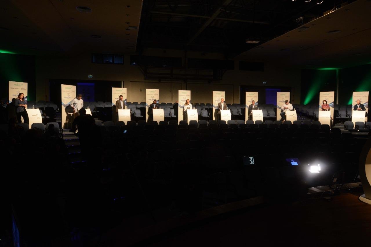 Candidatos debateram no Teatro da Amrigs