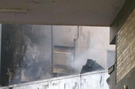 Fuma&ccedil;a branca ainda &eacute; vista em local do inc&ecirc;ndio