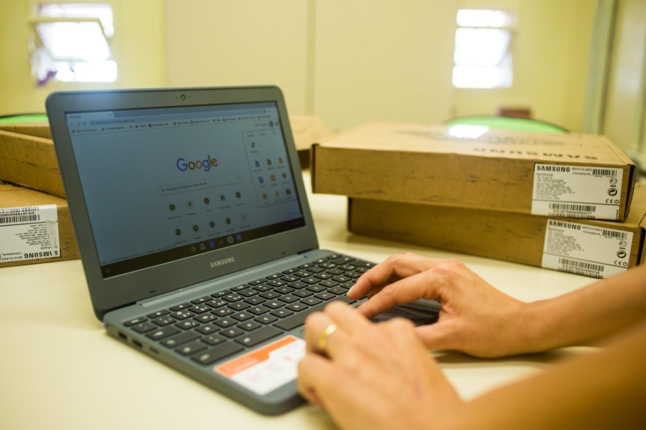 Ao todo, mais de 2,4 mil unidades de chromebooks devem beneficiar 46 mil estudantes