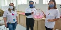 Integrantes do projeto Pedacinhos de Amor, do Programa Sesc de Voluntariado, entregaram flores de lãs para as pacientes do Hospital Santa Rita
