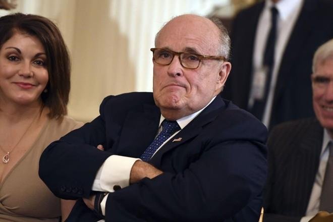 Rudolph Giuliani se irrita com perguntas em entrevista para a Fox