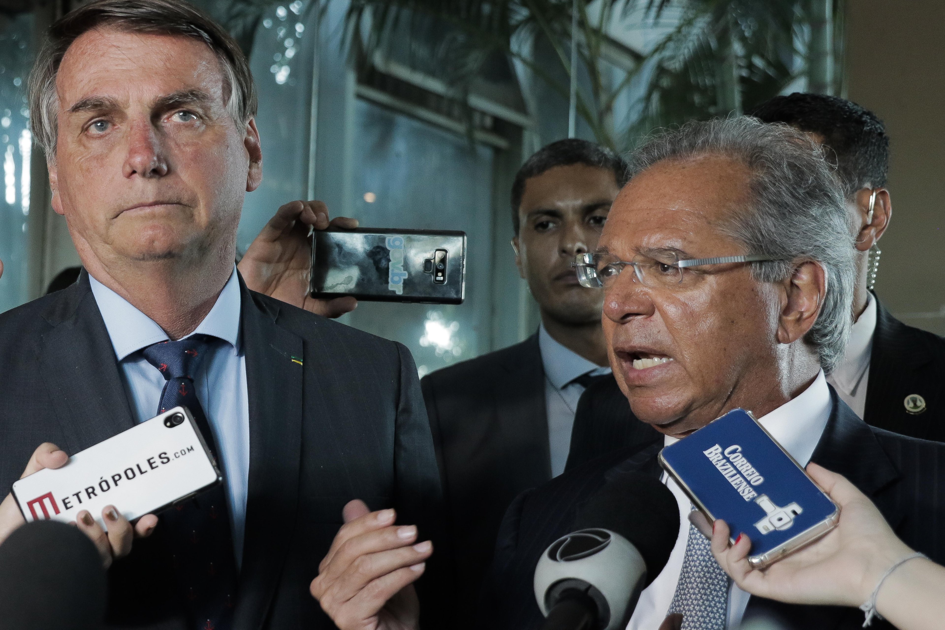 O presidente Jair Bolsonaro e o ministro da economia, Paulo Guedes falam &agrave; imprensa.