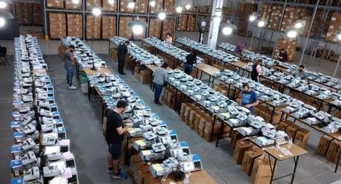 Urnas s&atilde;o carregadas com os dados para a elei&ccedil;&atilde;o deste ano