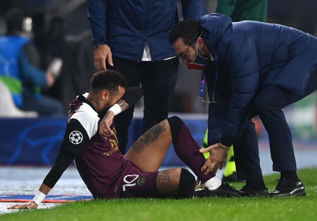 Neymar lesionou no jogo do PSG contra o turco Basaksehir, pela segunda rodada do Grupo H da Liga dos Campe&otilde;es