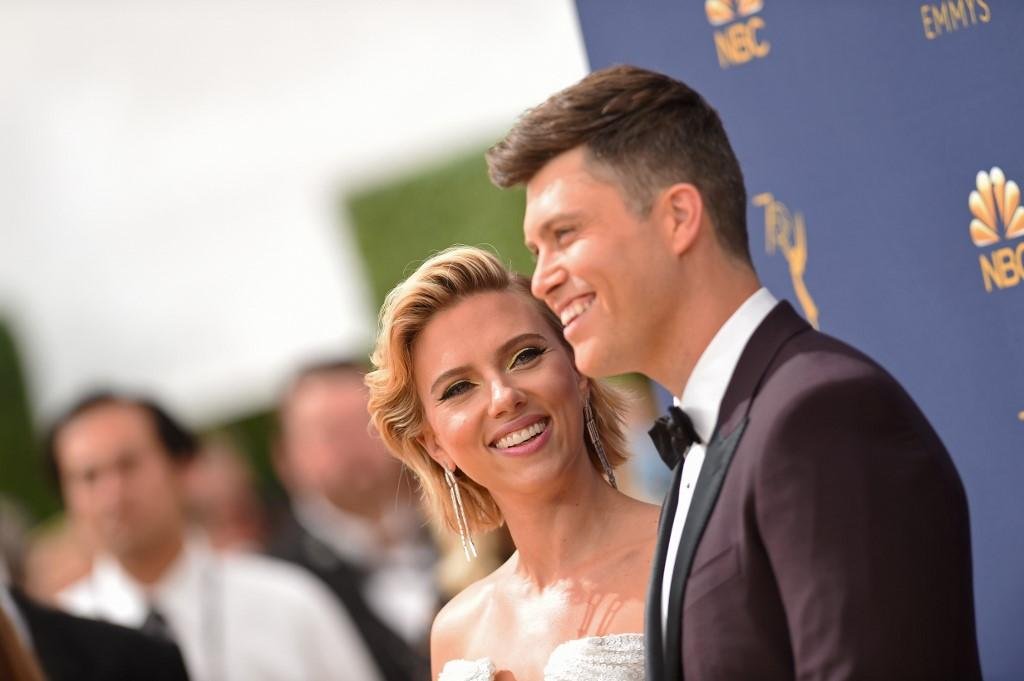 Scarlett casou com o comediante Colin Jost, de 38 anos