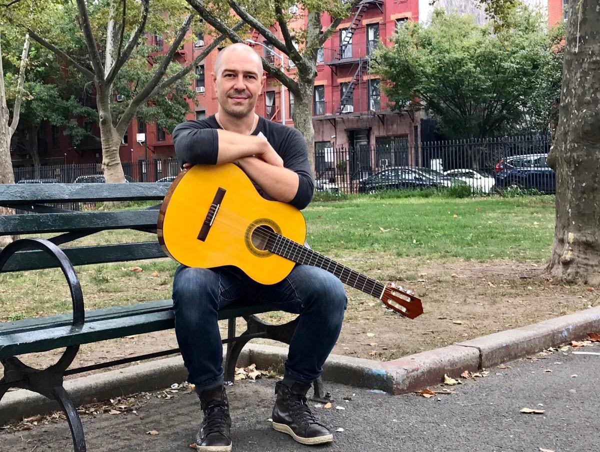 Professor de yoga e m&uacute;sico Marcelo Tessari vive em NY