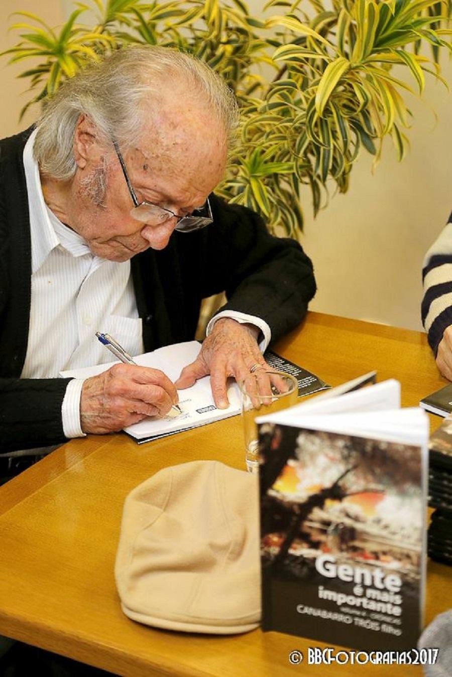 Ant&ocirc;nio Canabarro Tr&oacute;is Filho, o Tonito, autografando o volume 3 de seu livro de cr&ocirc;nicas "Gente &eacute; Mais Importante"