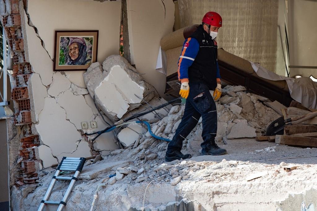 Outras 896 pessoas ficaram feridas devido ao tremor com intensidade de 7 graus