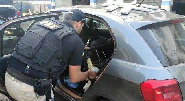 Droga estava escondida dentro dos steps e dos bancos dos carros vistoriados na BR 116