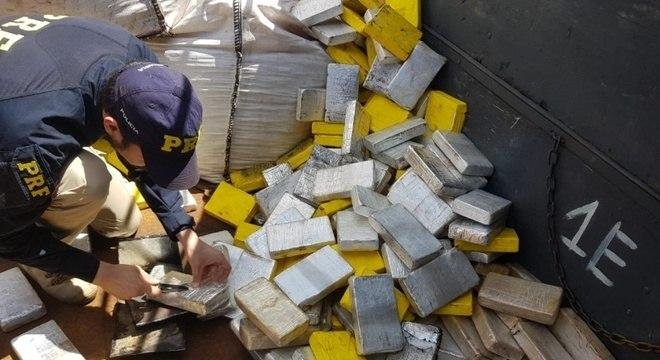 Parte dos entorpecentes estava escondida em fundo falso de caminh&atilde;o
