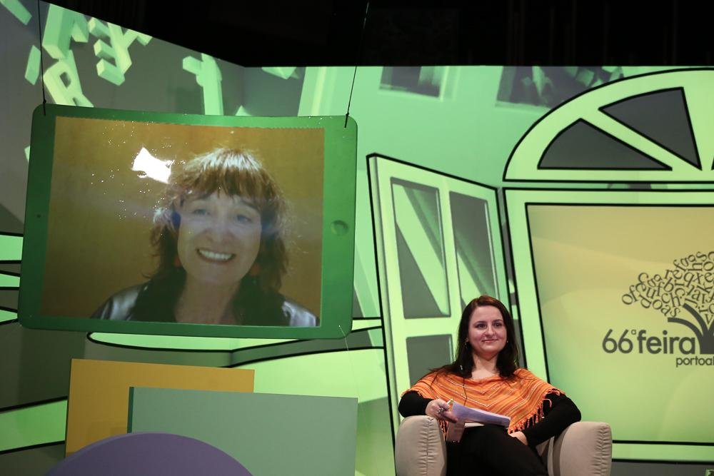 Rosa Montero respondendo a um questionamento da escritora Renata Wolff em mesa na Feira do Livro