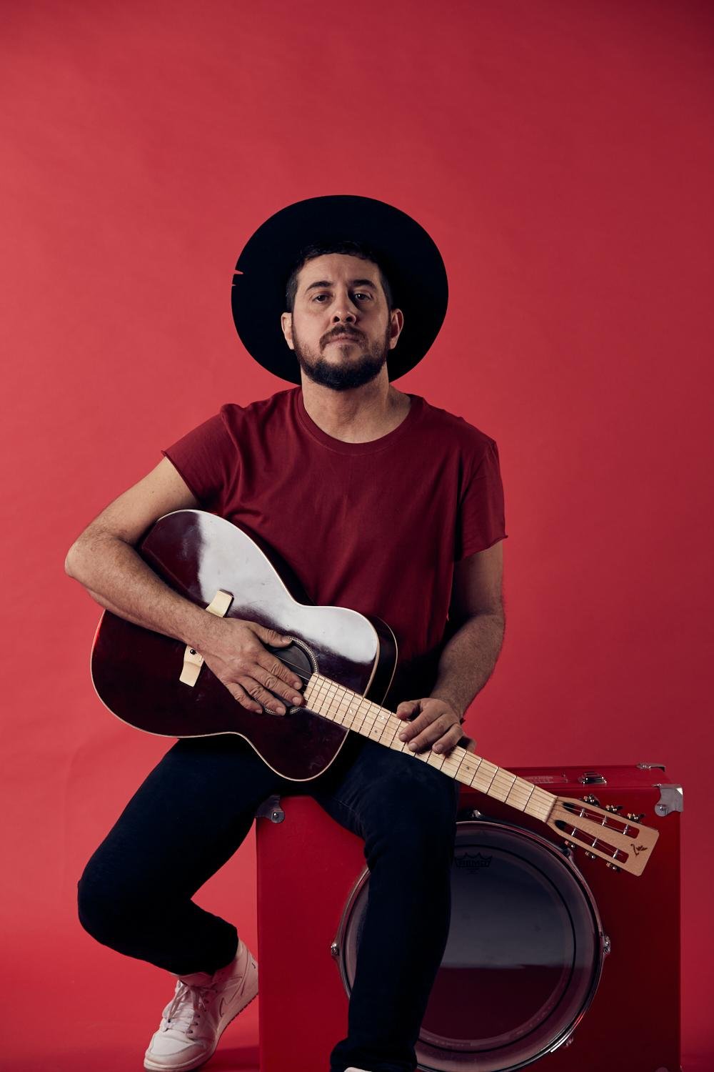 Rodrigo Suricato fala da carreira e do primeiro de dois EPs ao vivo, chamado "One Man Band"