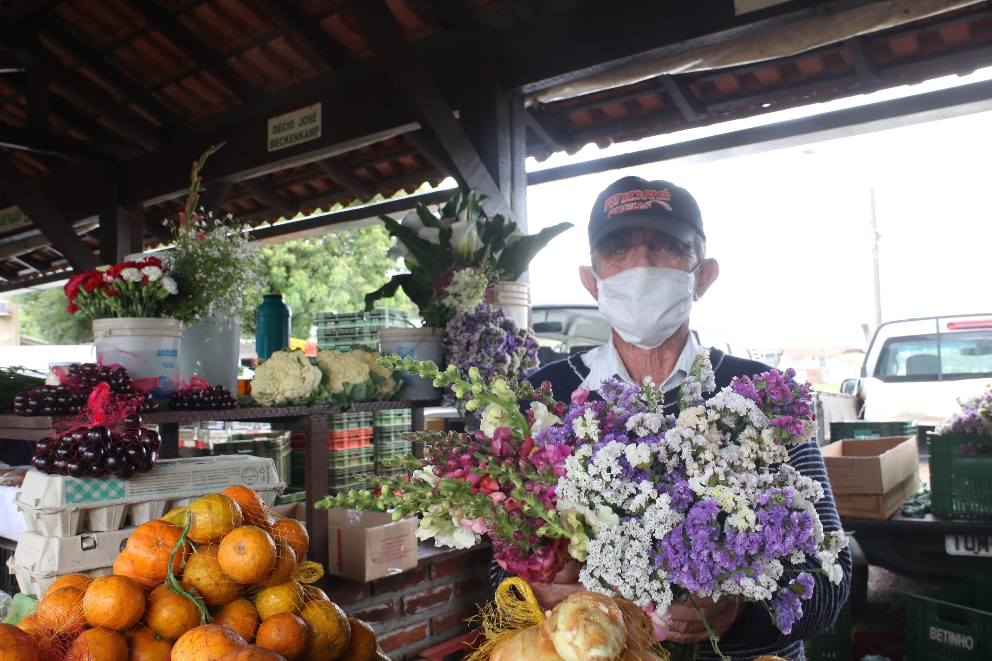 Na banca do seu Normindo Goertz, o copo-de-leite branco, os cravos de diversas cores e as flores secas destacaram-se e deram beleza ao espa&ccedil;o