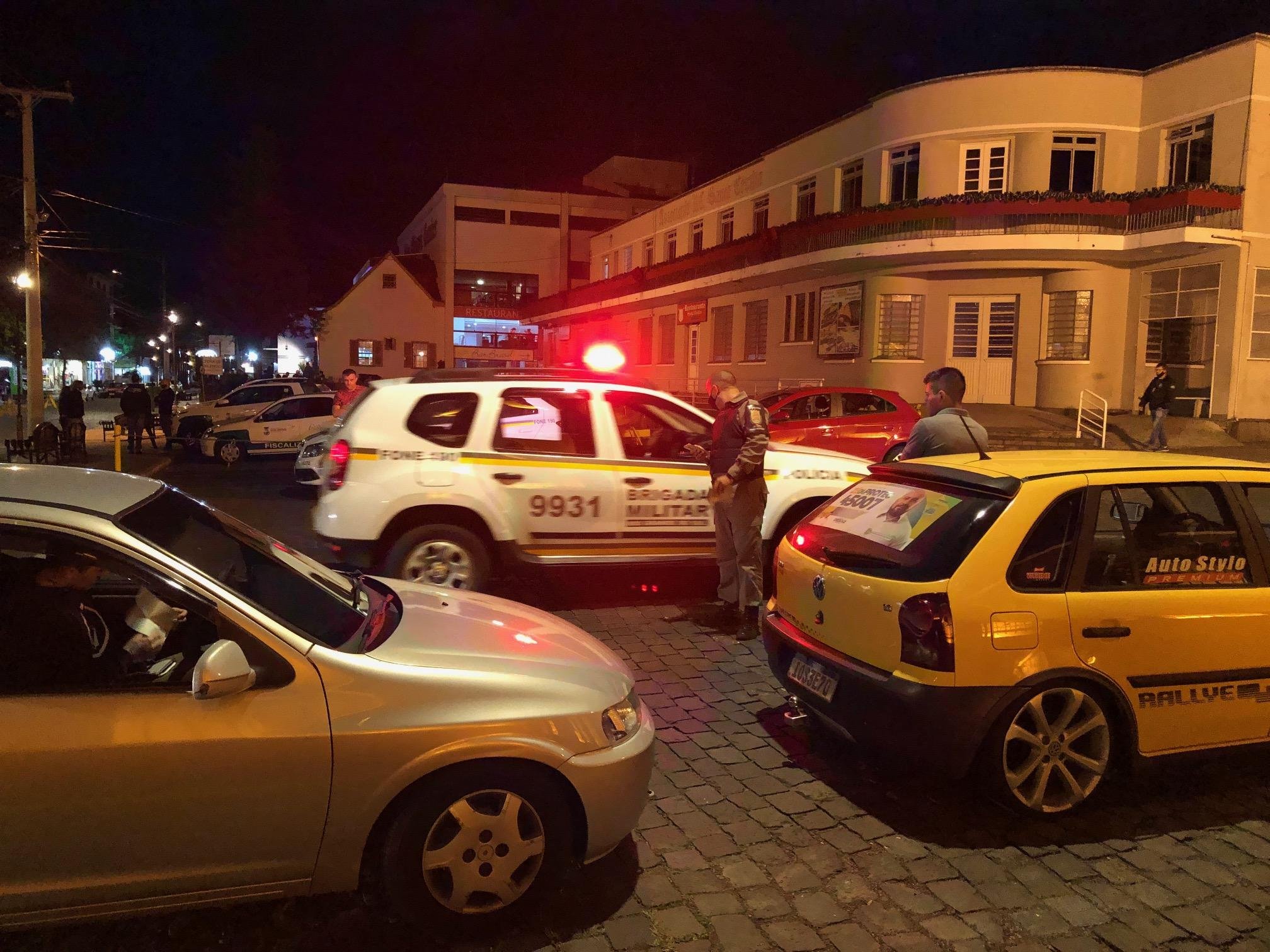 Tanto na noite da sexta-feira quanto no s&aacute;bado, diversos carros e moradores foram orientados ao longo da avenida S&atilde;o Miguel