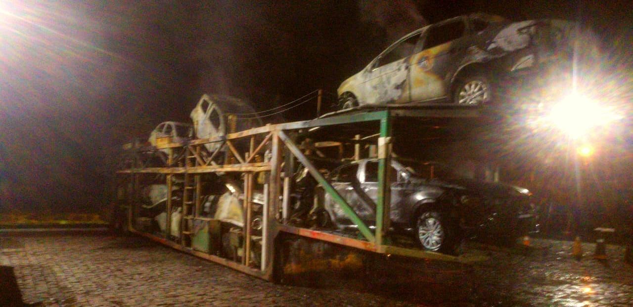 Carreta e os carros ficaram totalmente destru&iacute;dos pelas chamas