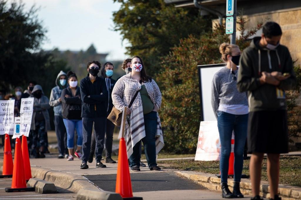Eleitores norte-americanos enfrentam longas filas para votar nesta ter&ccedil;a-feira