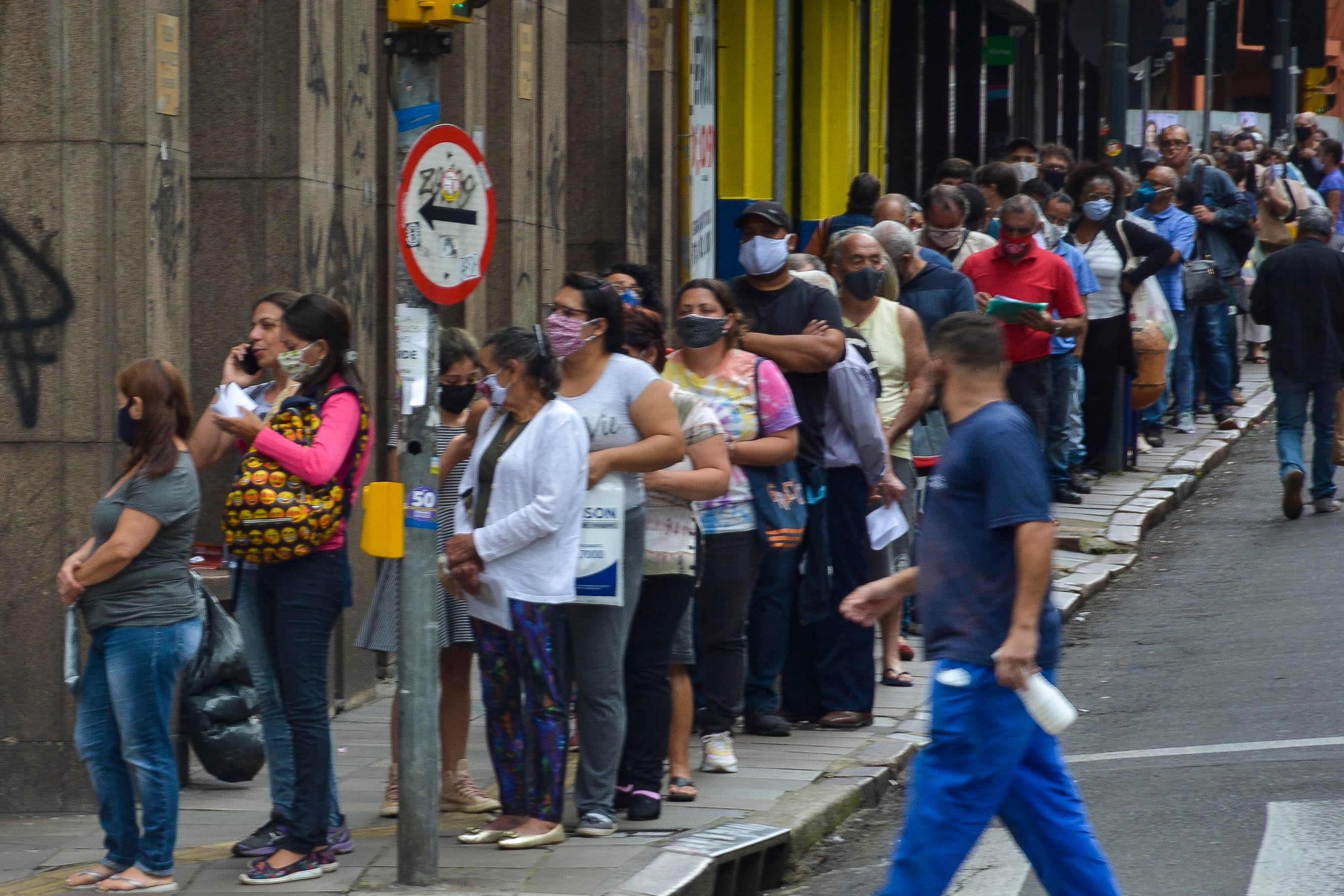 A fila chegou at&eacute; a esquina da rua Marechal Floriano Peixoto na manh&atilde; de hoje