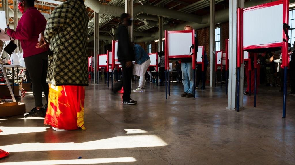 Urnas no Kentucky foram algumas das primeiras a fechar