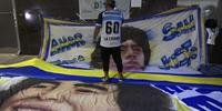 Fãs do ídolo argentino acompanham a situação de Maradona na frente da clínica em Olivos, onde ocorreu a cirurgia