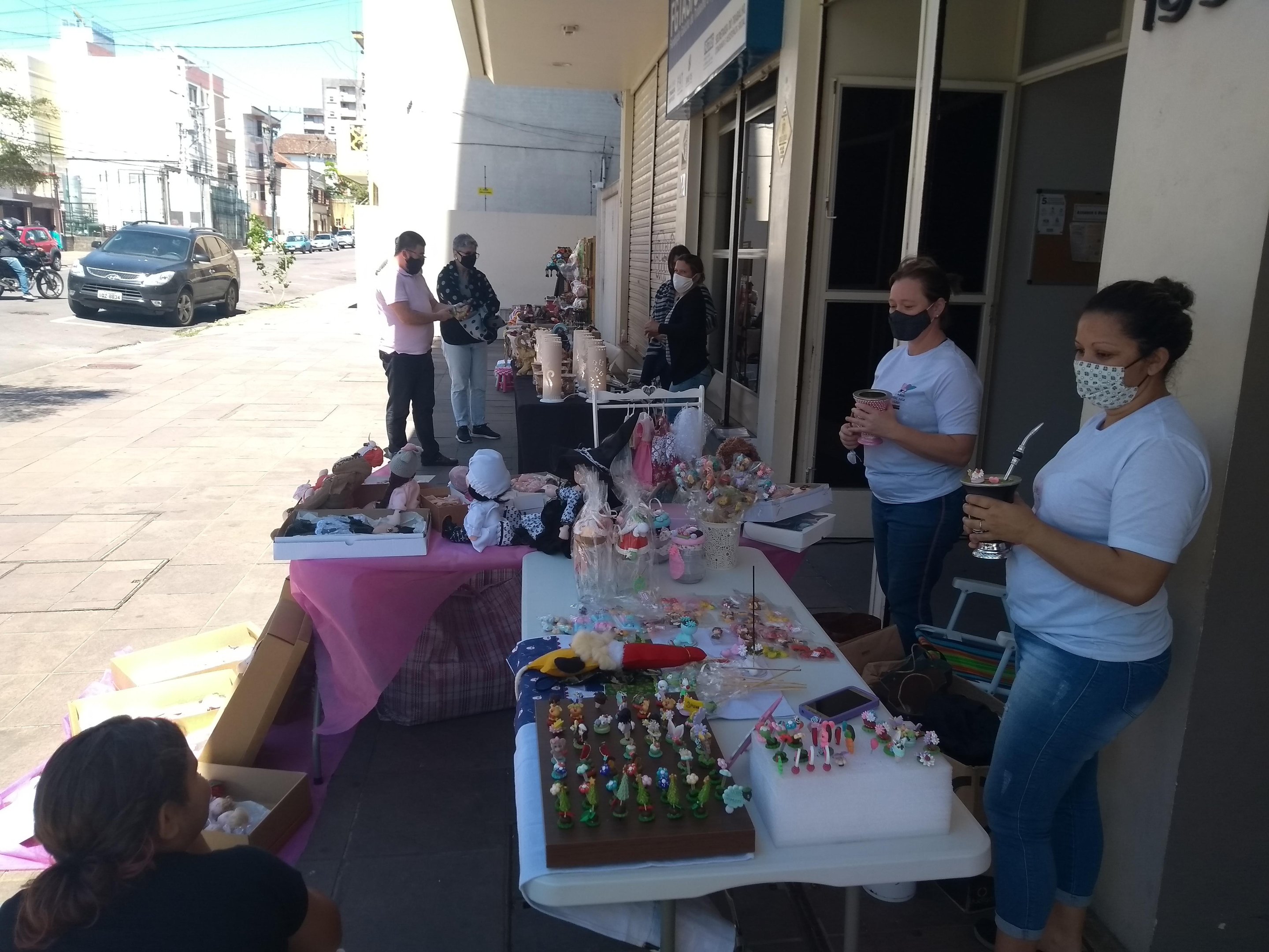 Dez artes&atilde;os exp&otilde;em seus trabalhos na rua Silva Jardim